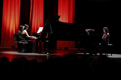 El concierto estuvo a cargo de dos destacadas pianistas de nuestro país: Mahani Teave y Valeria Prado.